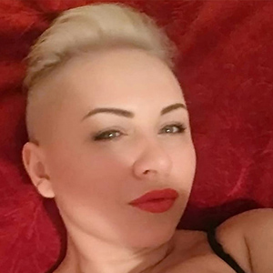 Juliane - Knackige Bisexuelle aus Bonn törnt mit Vibratorspiele bei Verabredung an